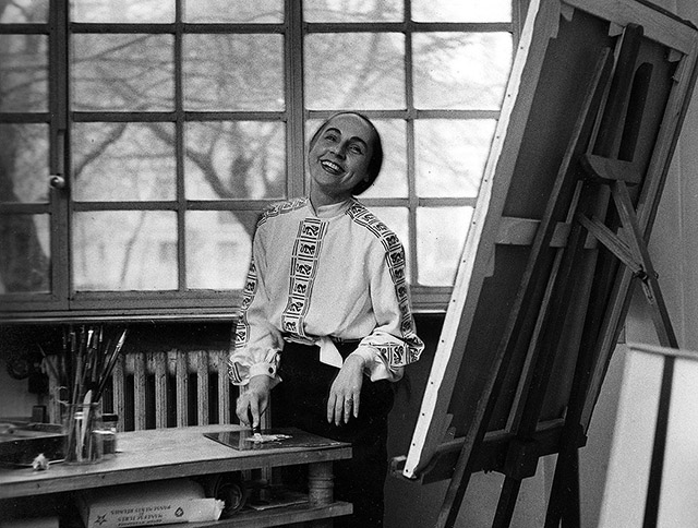 Araceli Gilbert in her studio. Paris, 1953.